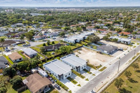 Adosado en venta en Miami, Florida, 3 dormitorios № 1974956 - foto 25