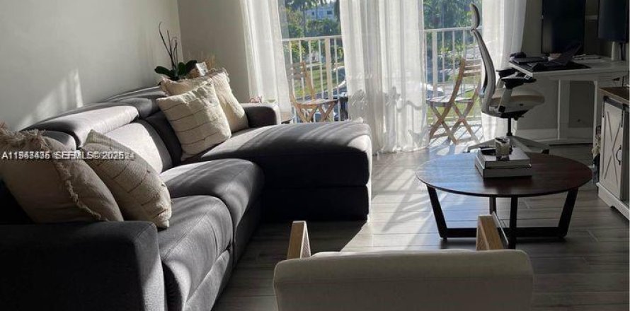 Condominio en Doral, Florida, 1 dormitorio  № 2030965