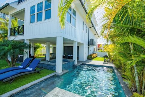 House in Bradenton Beach, Florida 7 bedrooms, 245.82 sq.m. № 2206199 - photo 4