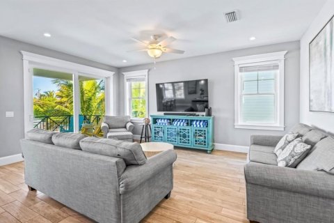 House in Bradenton Beach, Florida 7 bedrooms, 245.82 sq.m. № 2206199 - photo 16