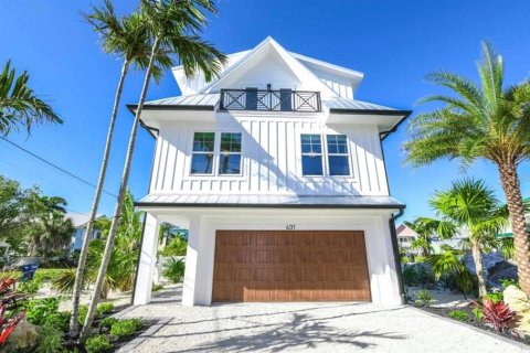 House in Bradenton Beach, Florida 7 bedrooms, 245.82 sq.m. № 2206199