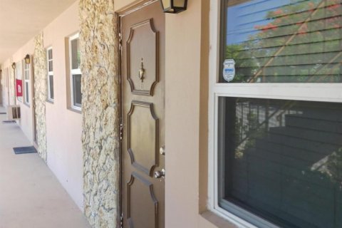 Condo in Lake Worth, Florida, 1 bedroom  № 1230266 - photo 1