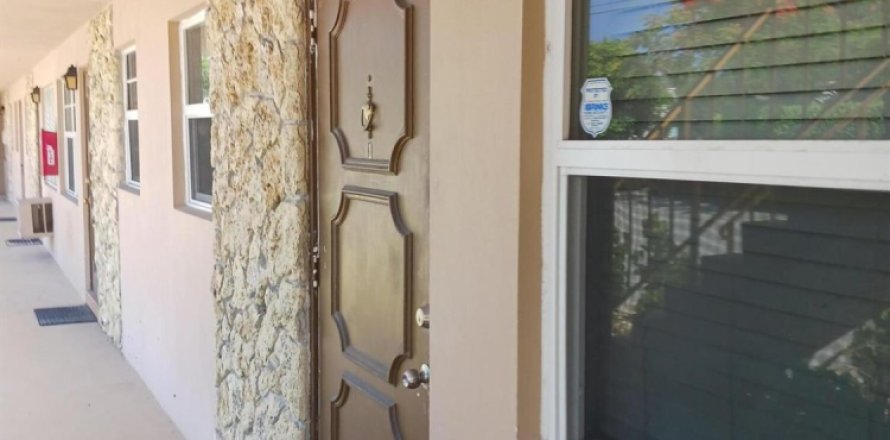 Condo in Lake Worth, Florida, 1 bedroom № 1230266