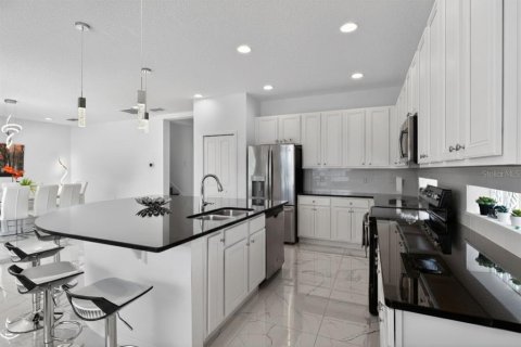 House in Kissimmee, Florida 6 bedrooms, 320.61 sq.m. № 2142049 - photo 6