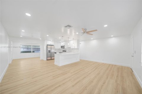 House in Boynton Beach, Florida 3 bedrooms, 150.87 sq.m. № 1947323 - photo 4