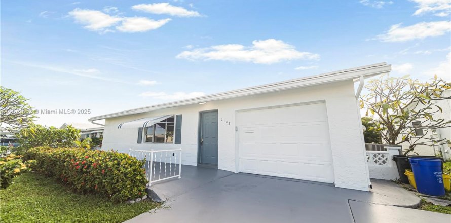 House in Boynton Beach, Florida 3 bedrooms, 150.87 sq.m. № 1947323