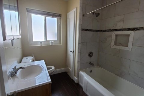 Villa ou maison à louer à Fort Lauderdale, Floride: 3 chambres, 120.77 m2 № 1920602 - photo 4