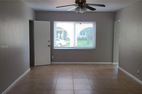 Villa ou maison à louer à Fort Lauderdale, Floride: 3 chambres, 120.77 m2 № 1920602 - photo 10