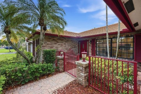 House in Coral Springs, Florida 4 bedrooms, 217.11 sq.m. № 2265416 - photo 3