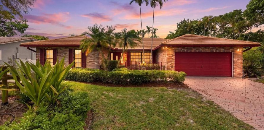 House in Coral Springs, Florida 4 bedrooms, 217.11 sq.m. № 2265416