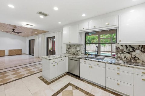 House in Coral Springs, Florida 4 bedrooms, 217.11 sq.m. № 2265416 - photo 13