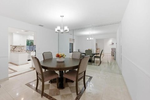 House in Coral Springs, Florida 4 bedrooms, 217.11 sq.m. № 2265416 - photo 15