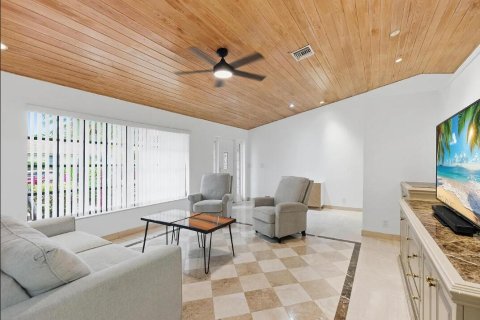 House in Coral Springs, Florida 4 bedrooms, 217.11 sq.m. № 2265416 - photo 5