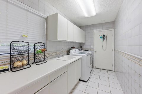 House in Coral Springs, Florida 4 bedrooms, 217.11 sq.m. № 2265416 - photo 16