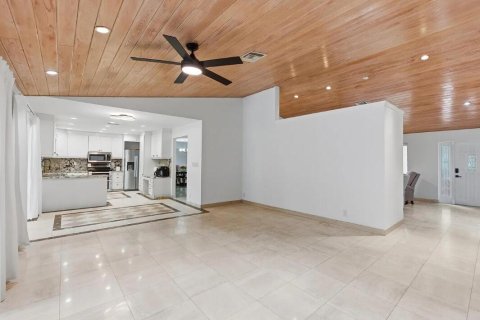 House in Coral Springs, Florida 4 bedrooms, 217.11 sq.m. № 2265416 - photo 4