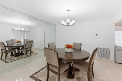 House in Coral Springs, Florida 4 bedrooms, 217.11 sq.m. № 2265416 - photo 14