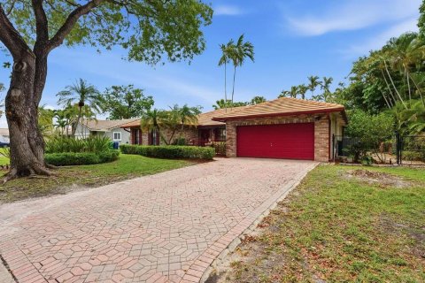 House in Coral Springs, Florida 4 bedrooms, 217.11 sq.m. № 2265416 - photo 2
