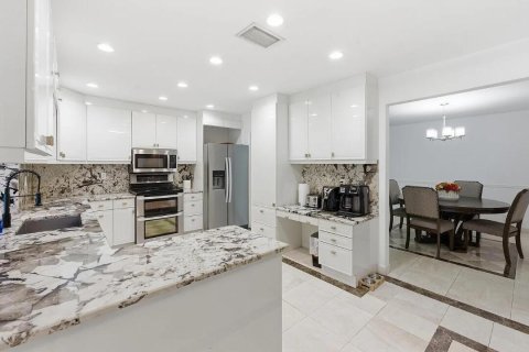 House in Coral Springs, Florida 4 bedrooms, 217.11 sq.m. № 2265416 - photo 11