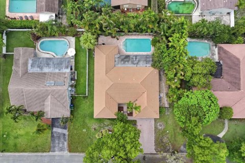 House in Coral Springs, Florida 4 bedrooms, 217.11 sq.m. № 2265416 - photo 30