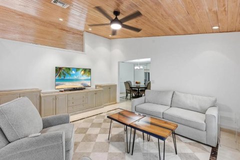House in Coral Springs, Florida 4 bedrooms, 217.11 sq.m. № 2265416 - photo 6