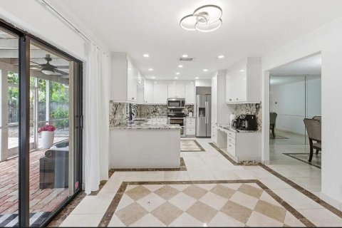 House in Coral Springs, Florida 4 bedrooms, 217.11 sq.m. № 2265416 - photo 10