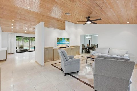 House in Coral Springs, Florida 4 bedrooms, 217.11 sq.m. № 2265416 - photo 7