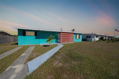 Villa ou maison à vendre à Port Charlotte, Floride: 2 chambres, 110.18 m2 № 2143758 - photo 4
