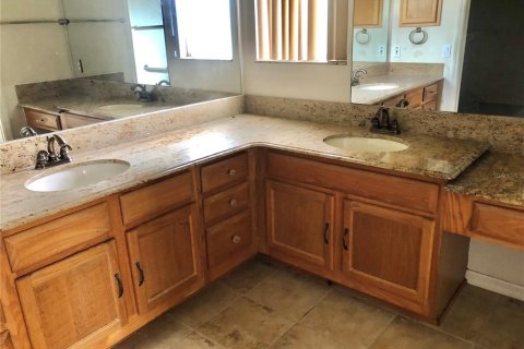 House in The Villages, Florida 3 bedrooms, 175.03 sq.m. № 1634628 - photo 13