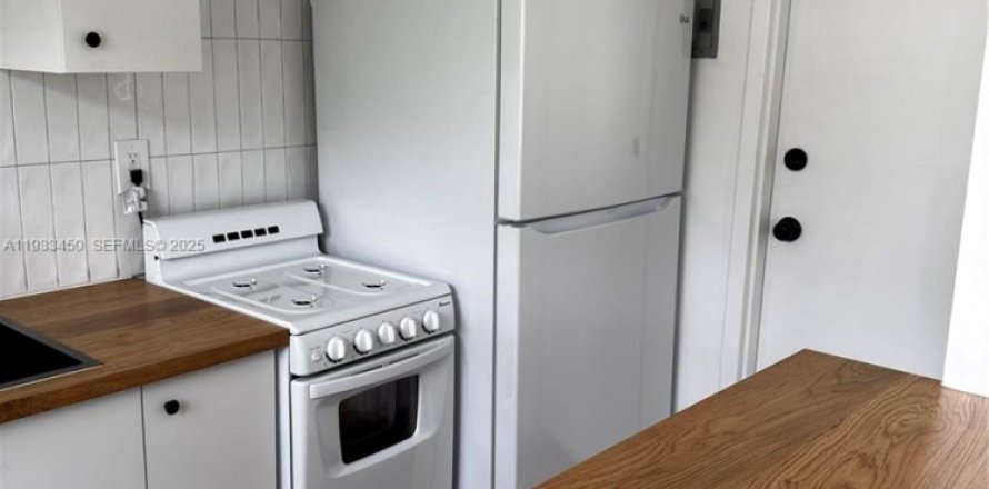 Condominio en Miami Shores, Florida, 1 dormitorio  № 1992062