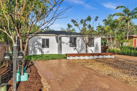 Casa en alquiler en Fort Lauderdale, Florida, 4 dormitorios, 172.43 m2 № 1986069 - foto 2