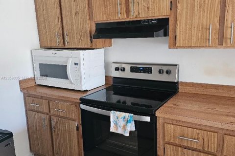 Copropriété à louer à Hialeah, Floride: 2 chambres, 69.68 m2 № 2169061 - photo 2