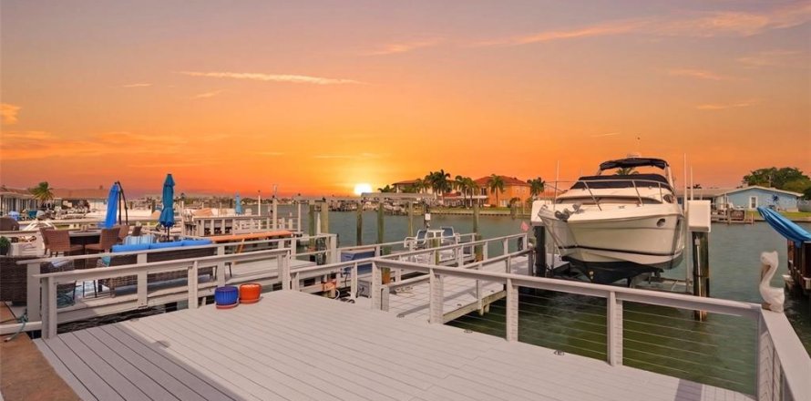 Casa en Saint Petersburg, Florida 2 dormitorios, 153.29 m2 № 2155771