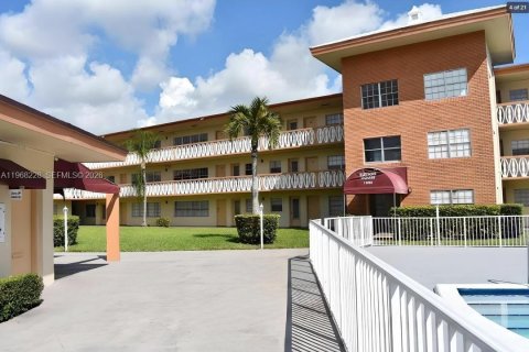 Condo in North Miami, Florida, 1 bedroom  № 2031784 - photo 3