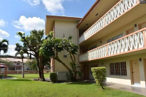 Condo in North Miami, Florida, 1 bedroom  № 2031784 - photo 4
