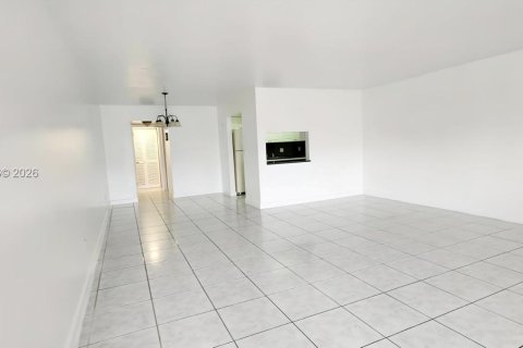 Condo in North Miami, Florida, 1 bedroom  № 2031784 - photo 11