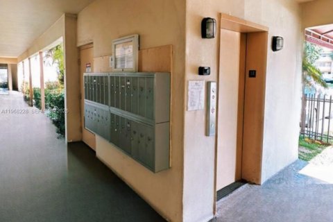 Condo in North Miami, Florida, 1 bedroom  № 2031784 - photo 6