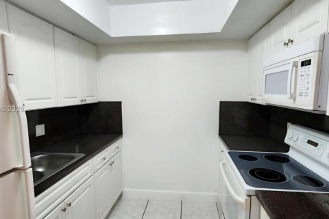 Condo in North Miami, Florida, 1 bedroom  № 2031784 - photo 12