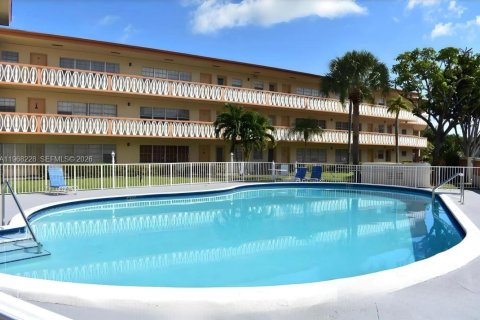 Condo in North Miami, Florida, 1 bedroom  № 2031784 - photo 2