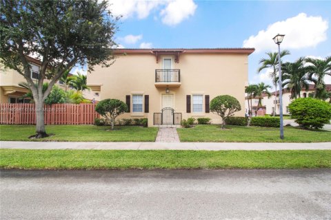 Снять в аренду таунхаус в Майами, Флорида 4 спальни, 165.37м2, № 1957268 - фото 1