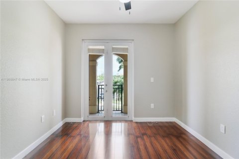 Снять в аренду таунхаус в Майами, Флорида 4 спальни, 165.37м2, № 1957268 - фото 30