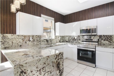 Снять в аренду таунхаус в Майами, Флорида 4 спальни, 165.37м2, № 1957268 - фото 11