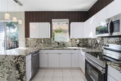 Снять в аренду таунхаус в Майами, Флорида 4 спальни, 165.37м2, № 1957268 - фото 13