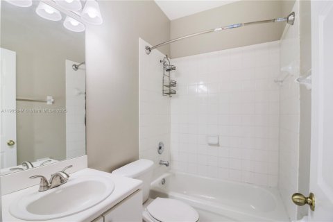 Снять в аренду таунхаус в Майами, Флорида 4 спальни, 165.37м2, № 1957268 - фото 28