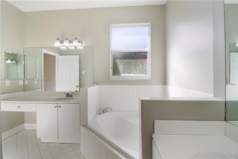 Снять в аренду таунхаус в Майами, Флорида 4 спальни, 165.37м2, № 1957268 - фото 25