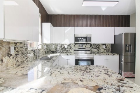 Снять в аренду таунхаус в Майами, Флорида 4 спальни, 165.37м2, № 1957268 - фото 10