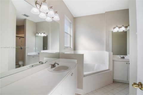 Снять в аренду таунхаус в Майами, Флорида 4 спальни, 165.37м2, № 1957268 - фото 22