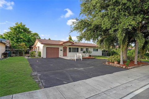 House in Coral Springs, Florida 4 bedrooms, 240.9 sq.m. № 1846169 - photo 1