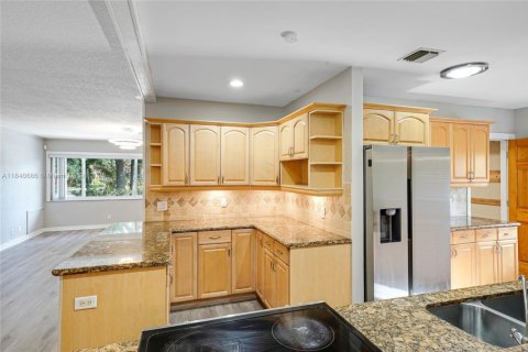 House in Coral Springs, Florida 4 bedrooms, 240.9 sq.m. № 1846169 - photo 13
