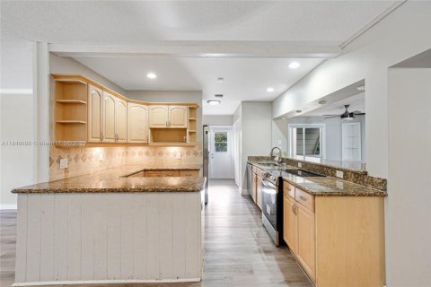 House in Coral Springs, Florida 4 bedrooms, 240.9 sq.m. № 1846169 - photo 6
