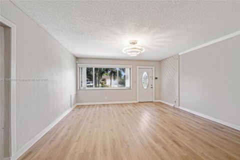 House in Coral Springs, Florida 4 bedrooms, 240.9 sq.m. № 1846169 - photo 3